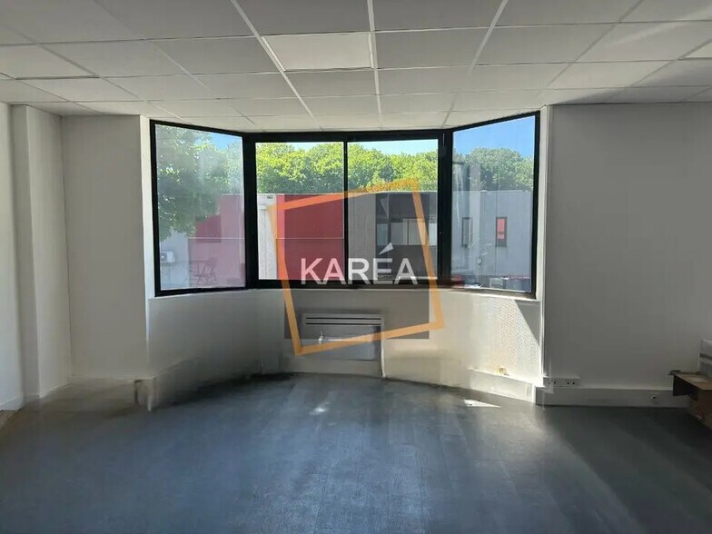 Local d’activités dans Collégien à louer - Photo de l’immeuble – Image 2 sur 7