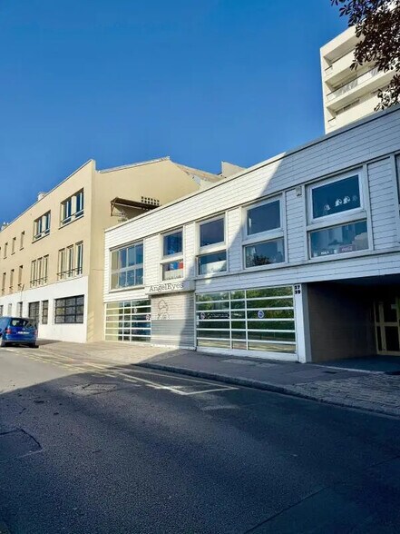 Local d’activités dans Courbevoie à louer - Photo de l’immeuble – Image 1 sur 8