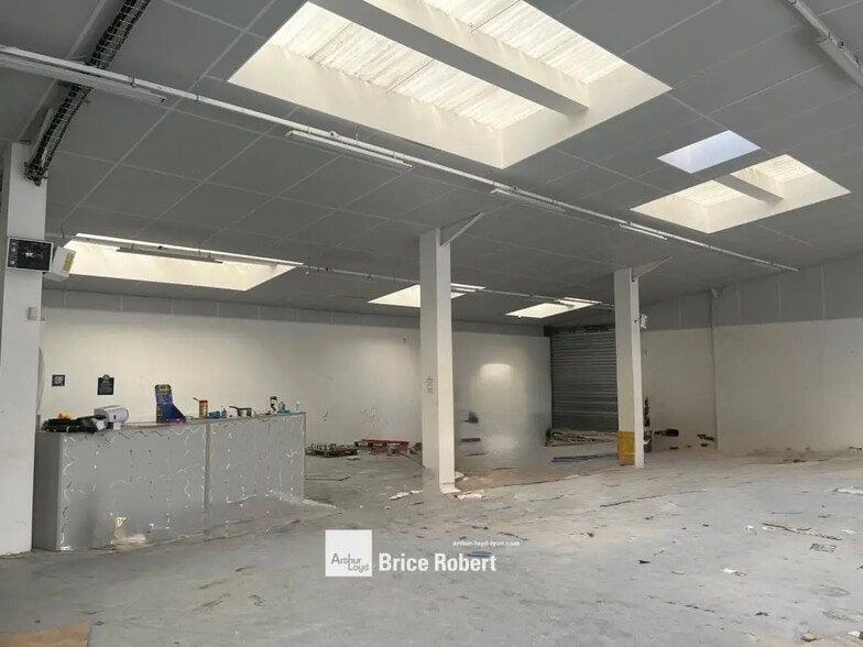 9001 Rue Joseph Marie Jacquard, Voiron à louer - Photo intérieure – Image 3 sur 4