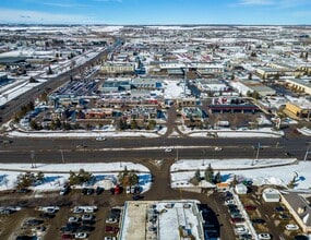 6730 Taylor Dr, Red Deer, AB à louer Aérien– Image 1 sur 5