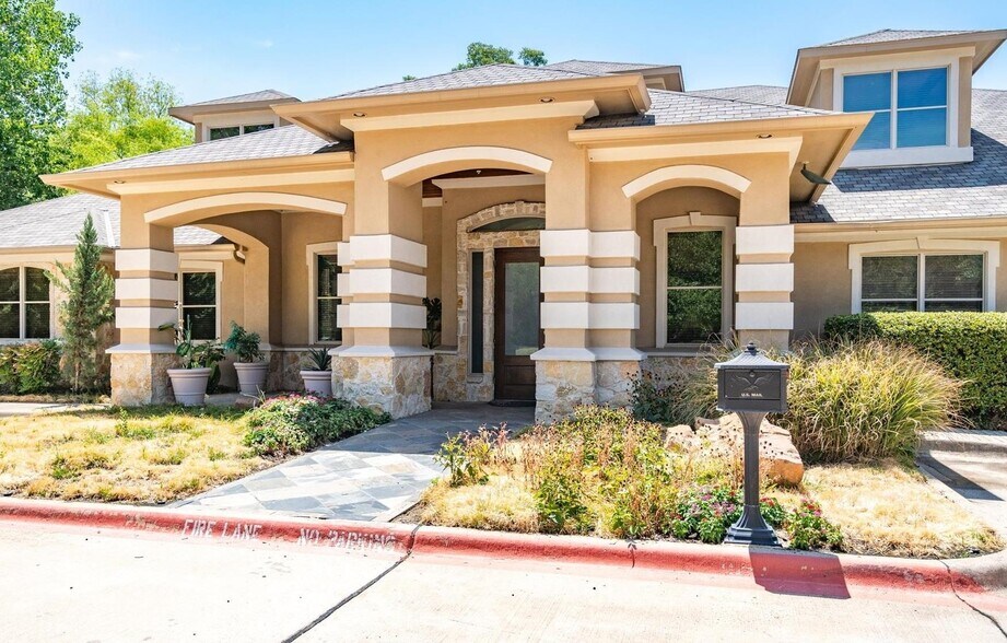 2405 Mustang Dr, Grapevine, TX à vendre - Photo de l’immeuble – Image 2 sur 17