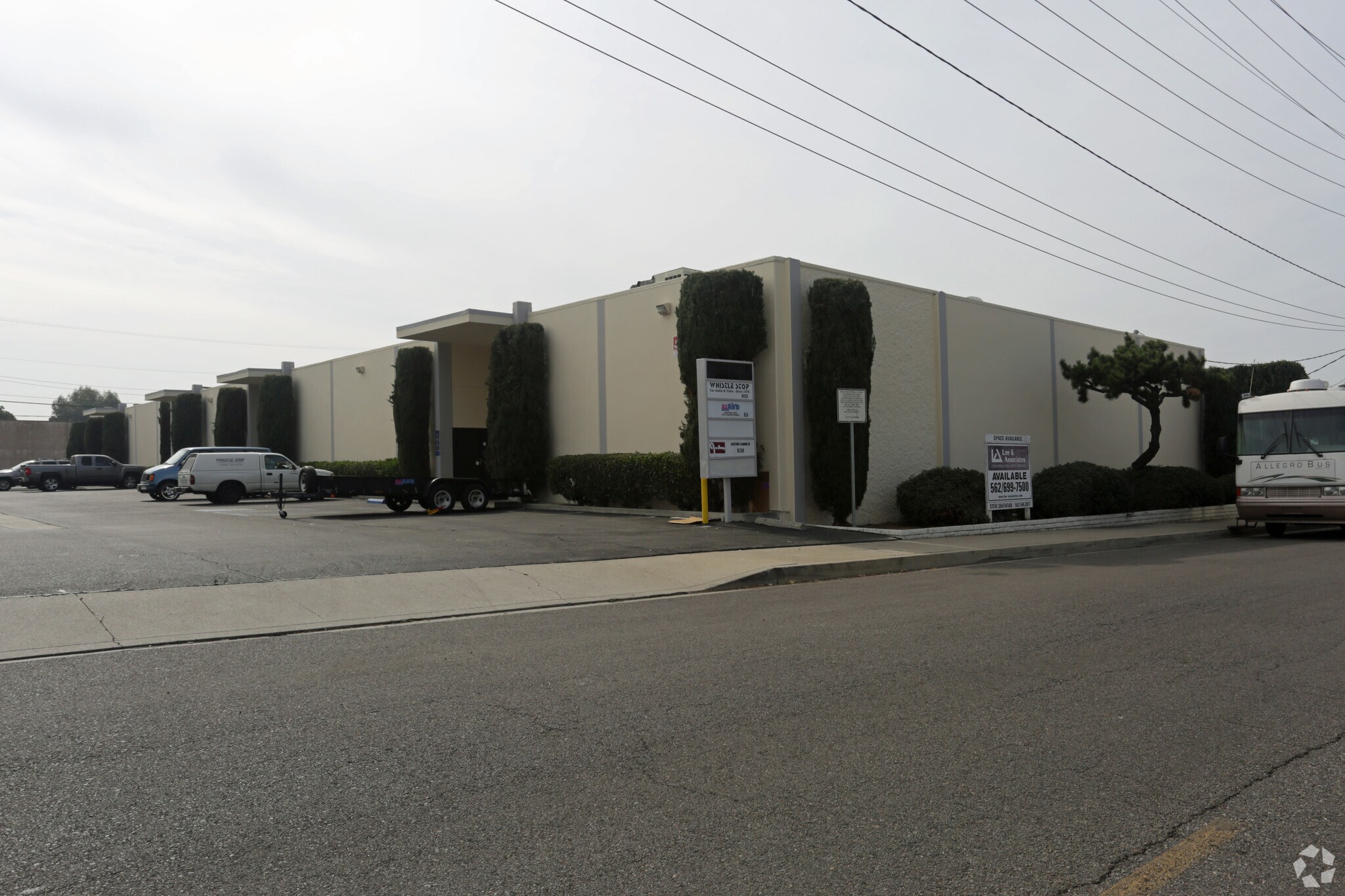 802-852 E Edna Pl, Covina, CA à louer Photo principale– Image 1 sur 26