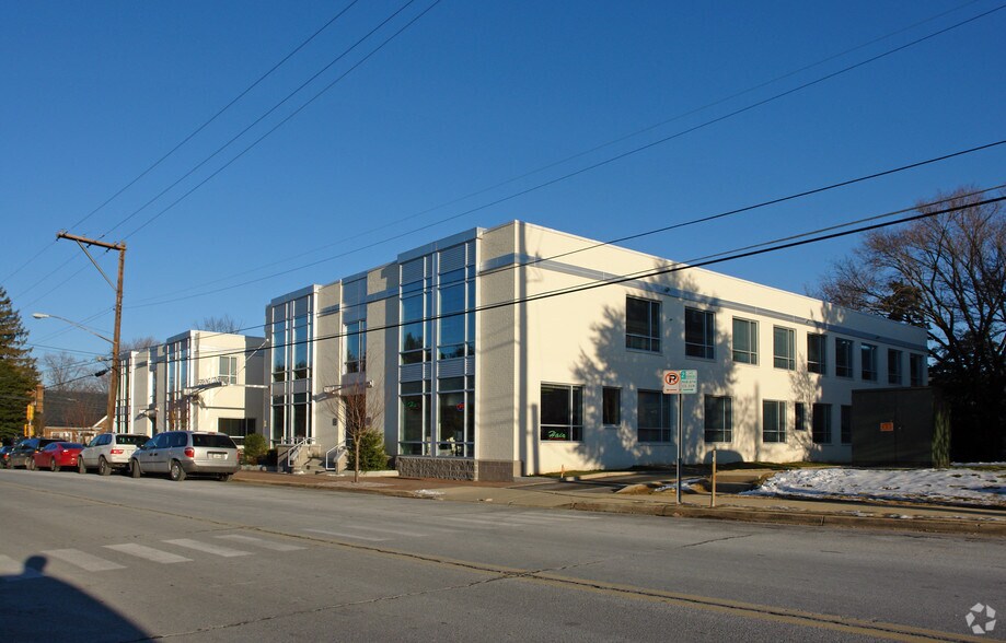804 Pershing Dr, Silver Spring, MD à louer - Photo de l’immeuble – Image 3 sur 17
