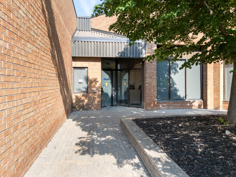 588 Edward Ave, Richmond Hill, ON à vendre - Photo de l’immeuble – Image 2 sur 26