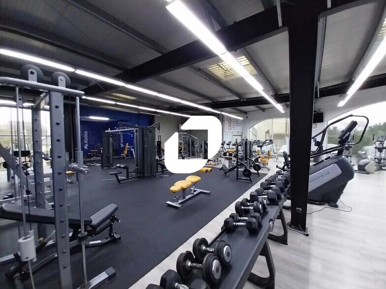 Local d’activités dans Mantes-la-Ville à louer - Photo de l’immeuble – Image 3 sur 6