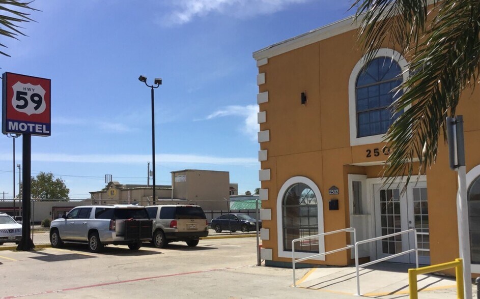 2503 E Saunders St, Laredo, TX à vendre - Photo de l’immeuble – Image 3 sur 11