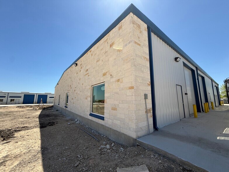 8081 Old Bastrop Rd, New Braunfels, TX à louer - Photo de l’immeuble – Image 2 sur 22