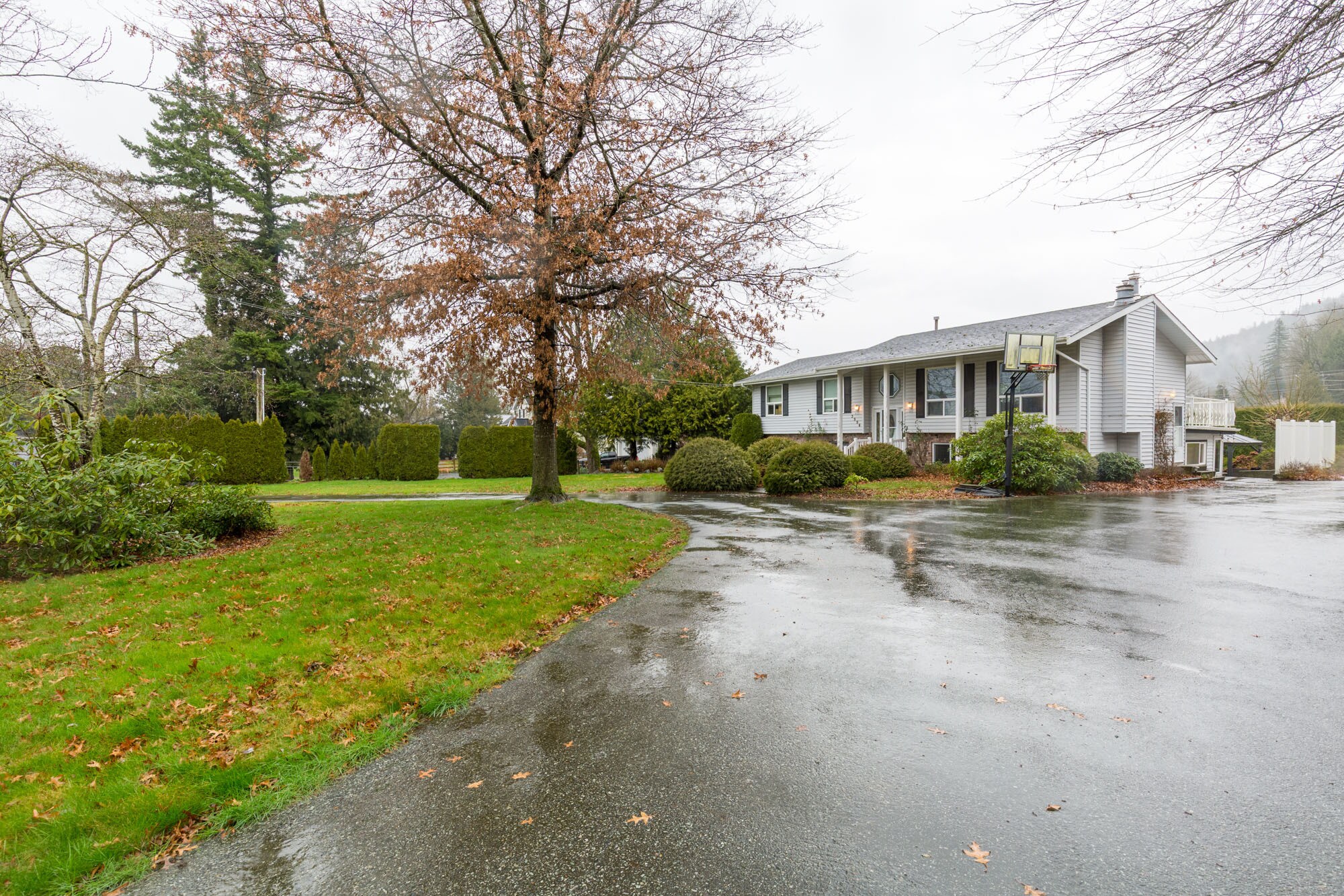 3996 Eckert St, Chilliwack, BC à vendre Photo principale– Image 1 sur 42