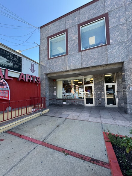 5519 69th St, Maspeth, NY à louer - Photo principale – Image 1 sur 12