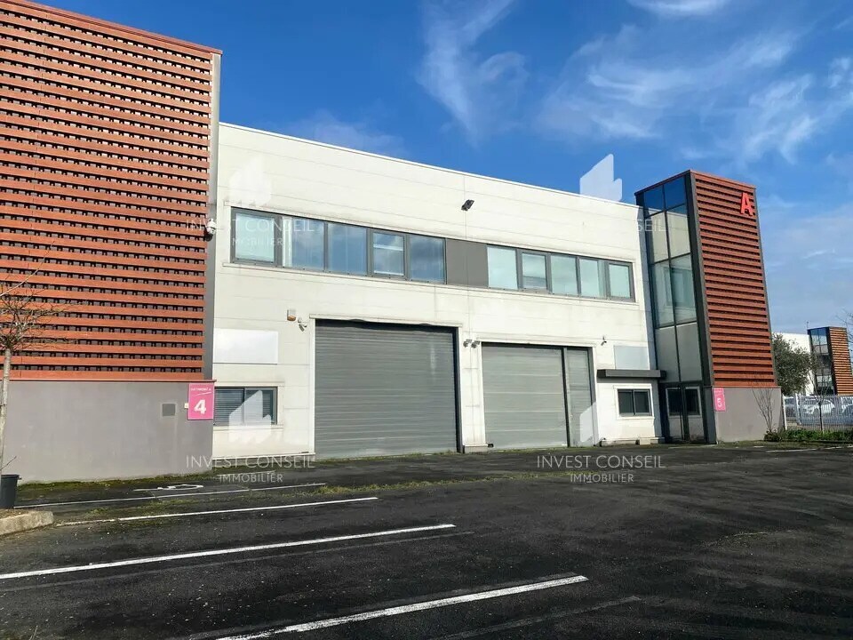Local d’activités dans Stains à louer Photo de l’immeuble– Image 1 sur 11