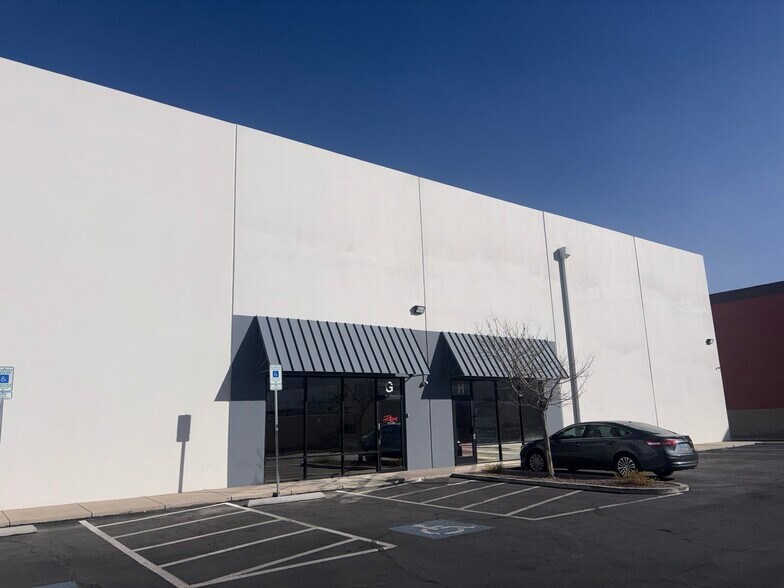 3245 E Patrick Ln, Las Vegas, NV à louer - Photo de l’immeuble – Image 2 sur 8