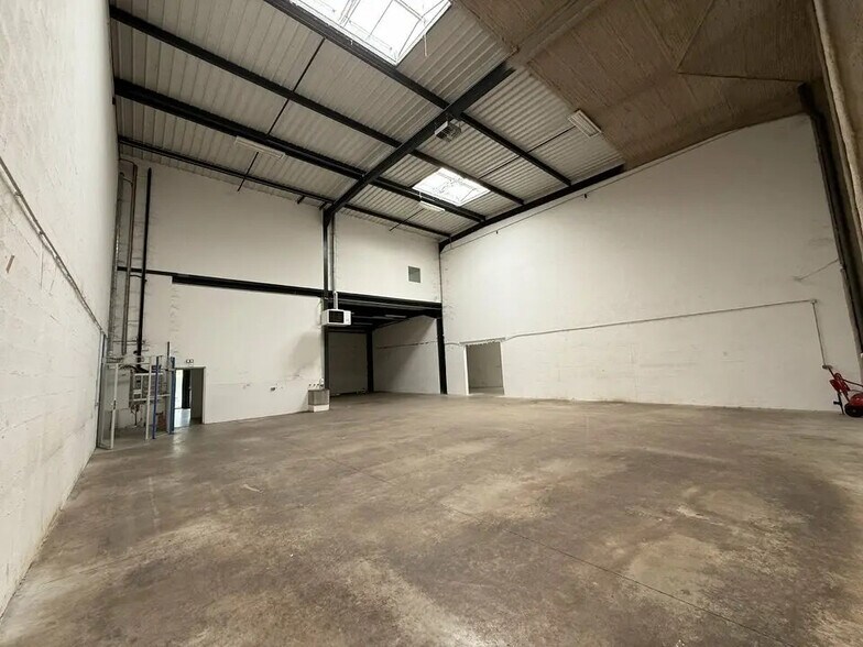 Local d’activités dans Saint-Denis à louer - Photo intérieure – Image 2 sur 14