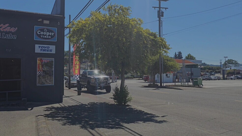 711 Spruce St, Myrtle Point, OR à vendre - Vidéo sur l’annonce professionnelle – Image 2 sur 12
