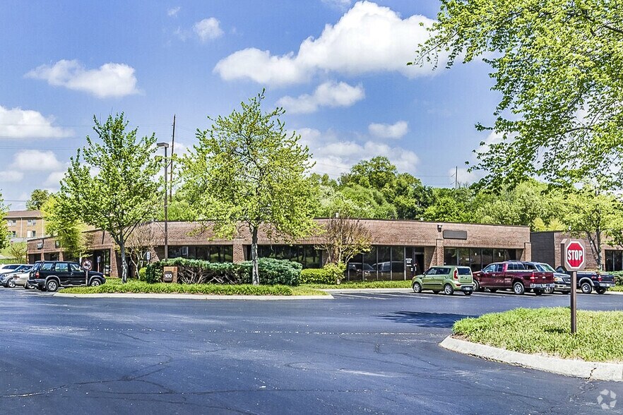 900 E Hill Ave, Knoxville, TN à louer - Photo de l’immeuble – Image 2 sur 11