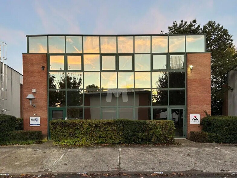 Local d’activités dans Évry-Courcouronnes à louer - Photo de l’immeuble – Image 1 sur 7