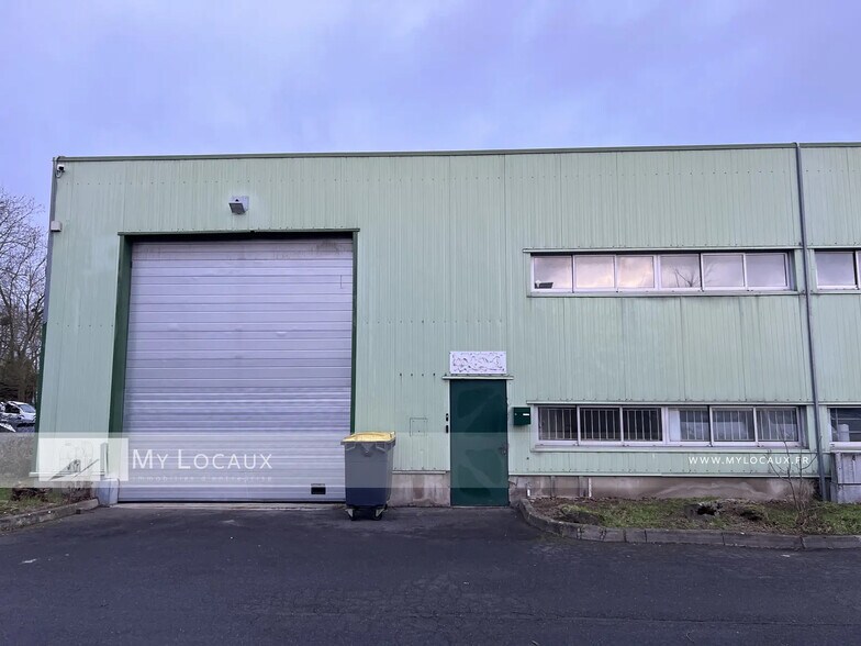 Local d’activités dans Beauchamp à louer - Photo de l’immeuble – Image 1 sur 4