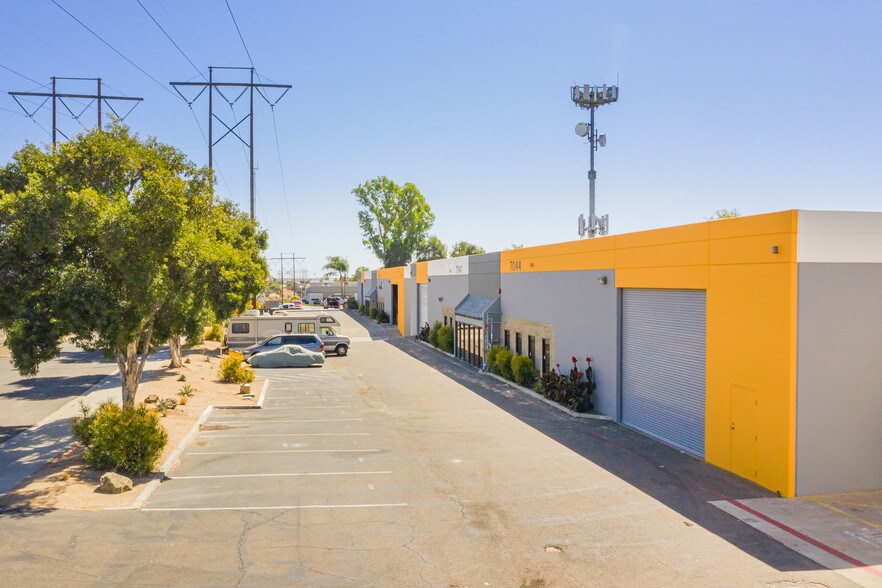 7054 Carroll Rd, San Diego, CA à louer - Photo de l’immeuble – Image 3 sur 5