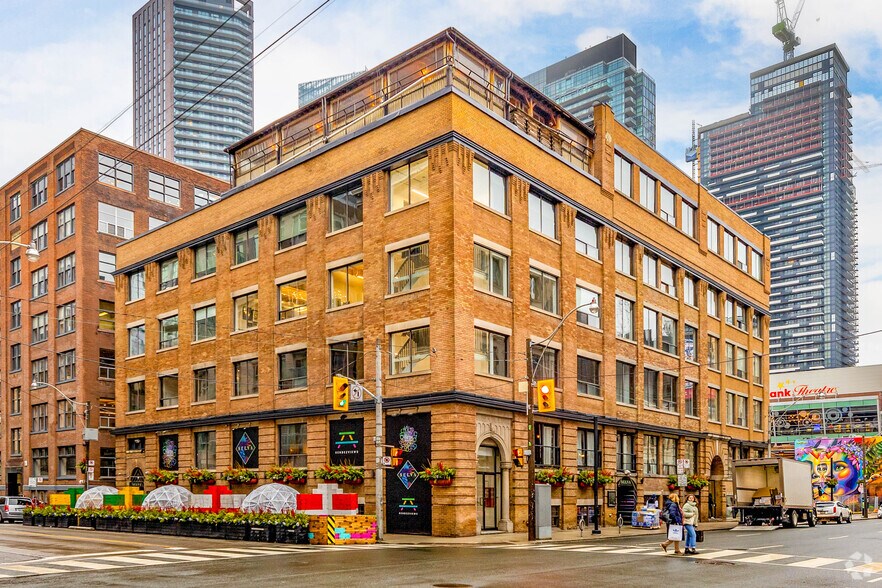 217-225 Richmond St W, Toronto, ON à louer - Photo de l’immeuble – Image 1 sur 4