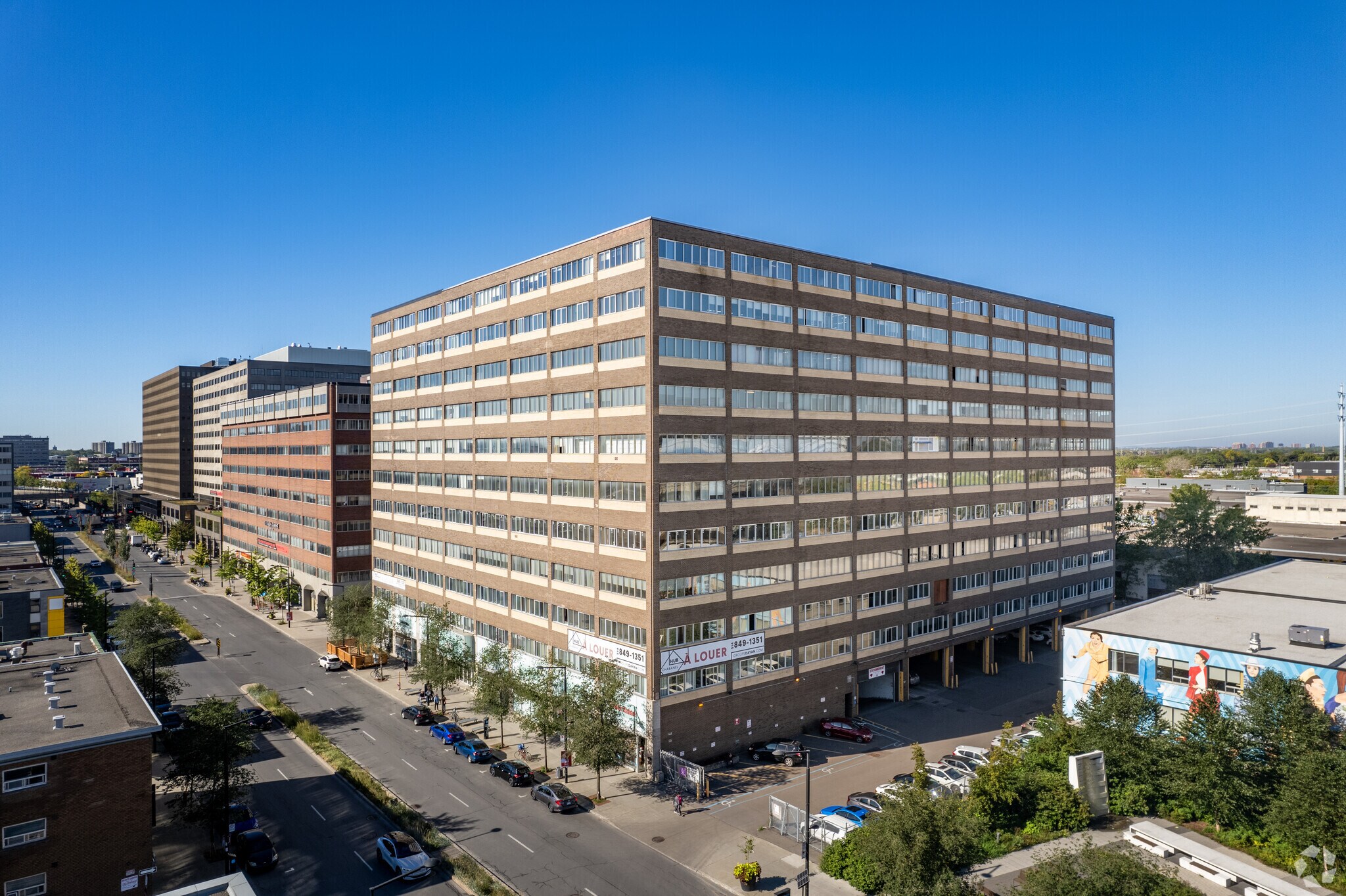 225 Rue Chabanel O, Montréal, QC à louer Photo de l’immeuble– Image 1 sur 26
