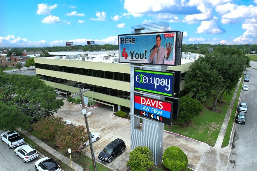 10500 Heritage Blvd, San Antonio, TX à louer - Photo principale – Image 1 sur 10