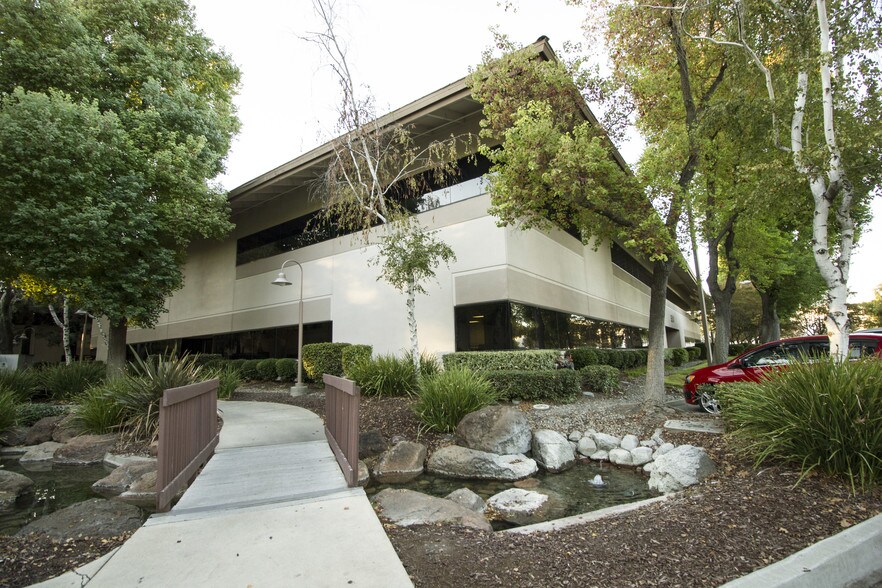 3841 N Freeway Blvd, Sacramento, CA à louer - Photo de l’immeuble – Image 2 sur 6