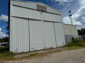 200 N Manthey St, Cleveland, TX à louer Photo de l’immeuble– Image 2 sur 8