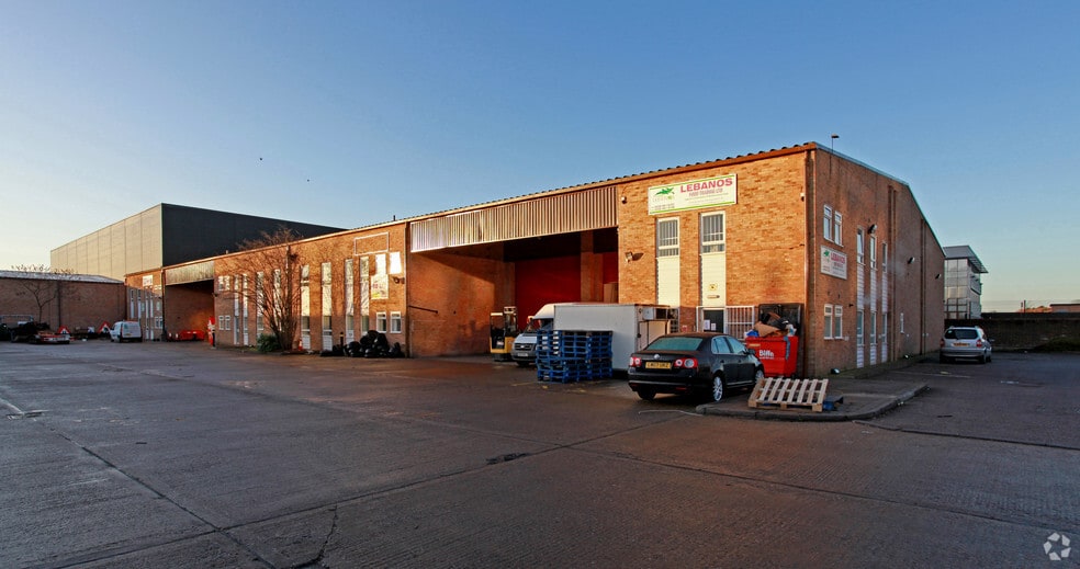 18-24 Whitby Ave, Londres à louer - Photo de l’immeuble – Image 2 sur 3