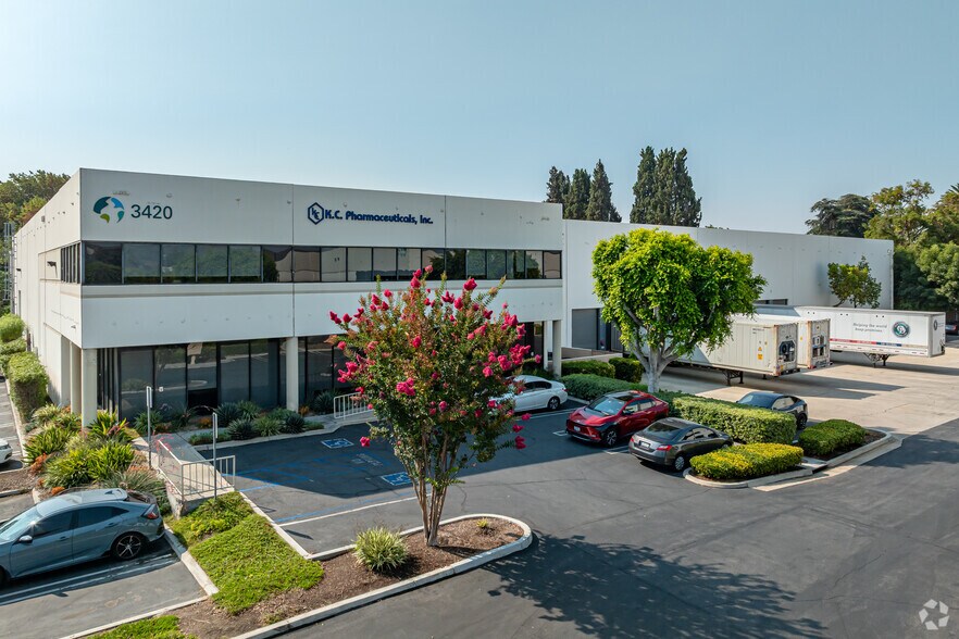 3420 Pomona Blvd, Pomona, CA à louer - Photo principale – Image 1 sur 4