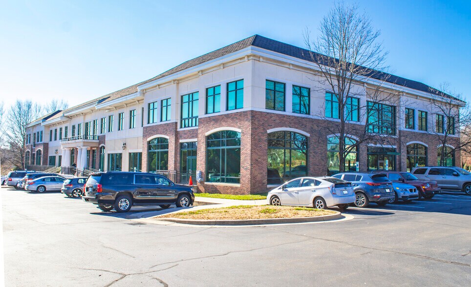 3200 Blue Ridge Rd, Raleigh, NC à louer - Photo principale – Image 1 sur 15