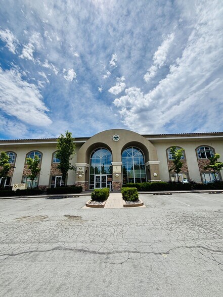 645 Sierra Rose Dr, Reno, NV à louer - Photo de l’immeuble – Image 2 sur 5