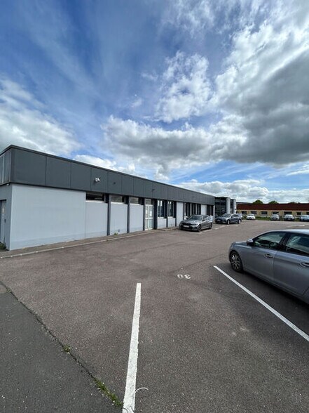 Local d'activités dans Gournay-en-Bray à vendre - Photo de l’immeuble – Image 1 sur 4