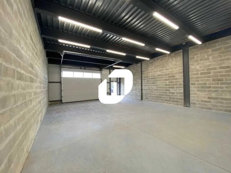 Local d’activités dans BOIS-D'ARCY à louer - Photo intérieure – Image 2 sur 7