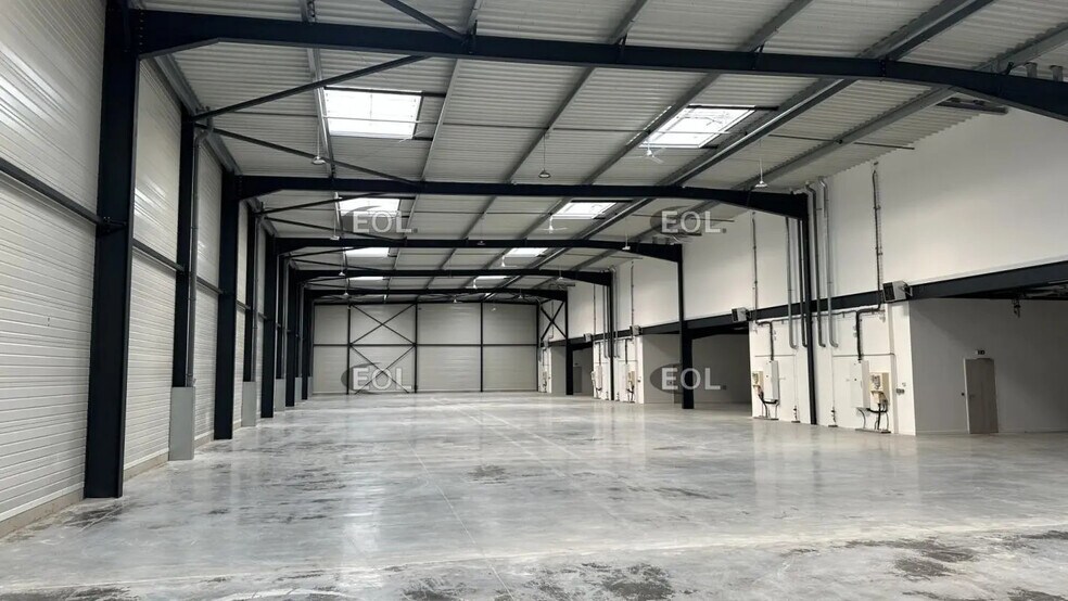 Local d’activités dans Ferrières-en-Brie à louer - Photo de l’immeuble – Image 2 sur 9