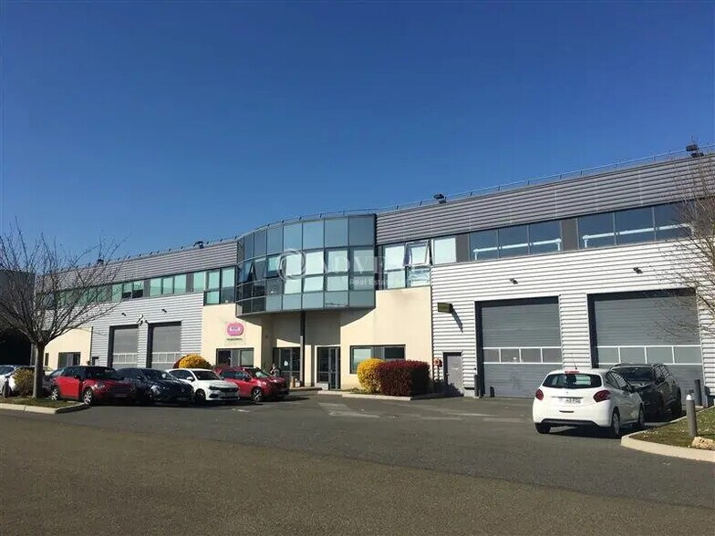 Local d’activités dans Magny-les-Hameaux à louer - Photo de l’immeuble – Image 1 sur 2