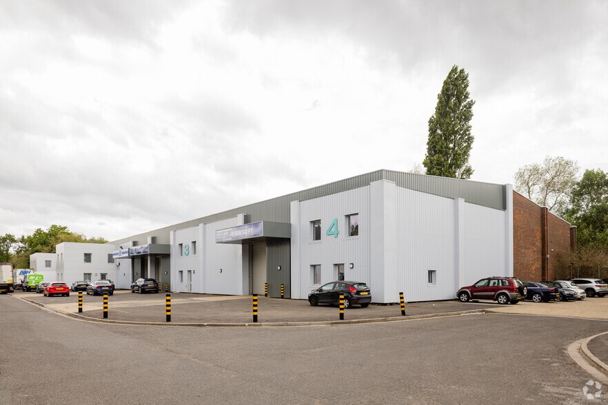 Saxon Way, West Drayton à louer - Photo principale – Image 1 sur 2