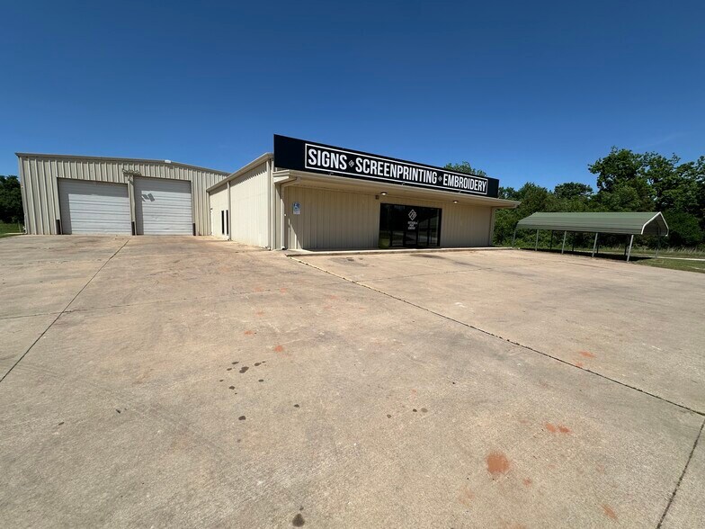 Retail Showroom with 5200SF (m/l) drive through warehouse (truck well dock), Choctaw, OK à vendre - Photo de l’immeuble – Image 1 sur 33