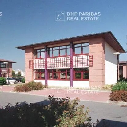 30 Avenue Robert Surcouf, Voisins-le-Bretonneux à louer - Photo de l’immeuble – Image 2 sur 3