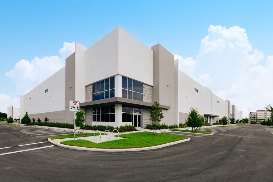 10547 NW 117th Ave, Miami, FL à louer - Photo de l’immeuble – Image 3 sur 3