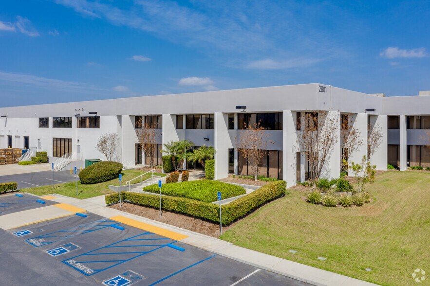 2801-2803 S Yale St, Santa Ana, CA à louer - Photo de l’immeuble – Image 1 sur 4