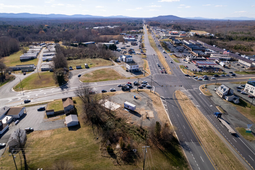 8964 Seminole Trail Trl, Ruckersville, VA à louer - Photo de l’immeuble – Image 3 sur 25