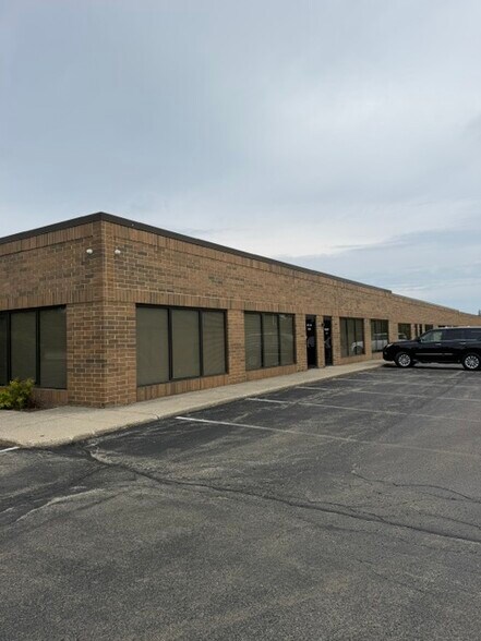 28835 N Herky Dr, Lake Bluff, IL à louer - Photo de l’immeuble – Image 2 sur 17
