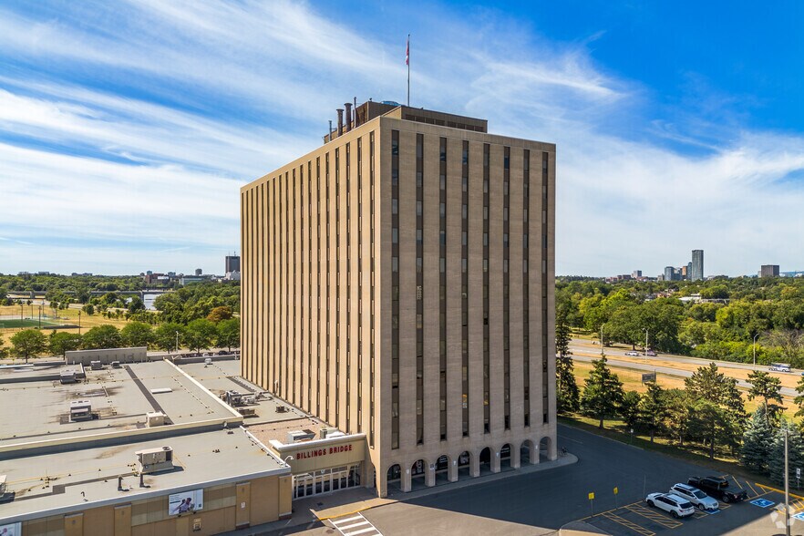 2323 Riverside Dr, Ottawa, ON à louer - Photo de l’immeuble – Image 1 sur 3