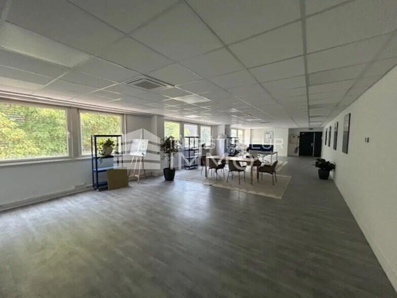 Local d’activités dans Aulnay-sous-Bois à louer - Photo de l’immeuble – Image 3 sur 7