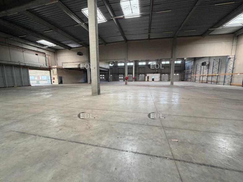 Industriel/Logistique dans Rognac à louer - Photo de l’immeuble – Image 1 sur 5