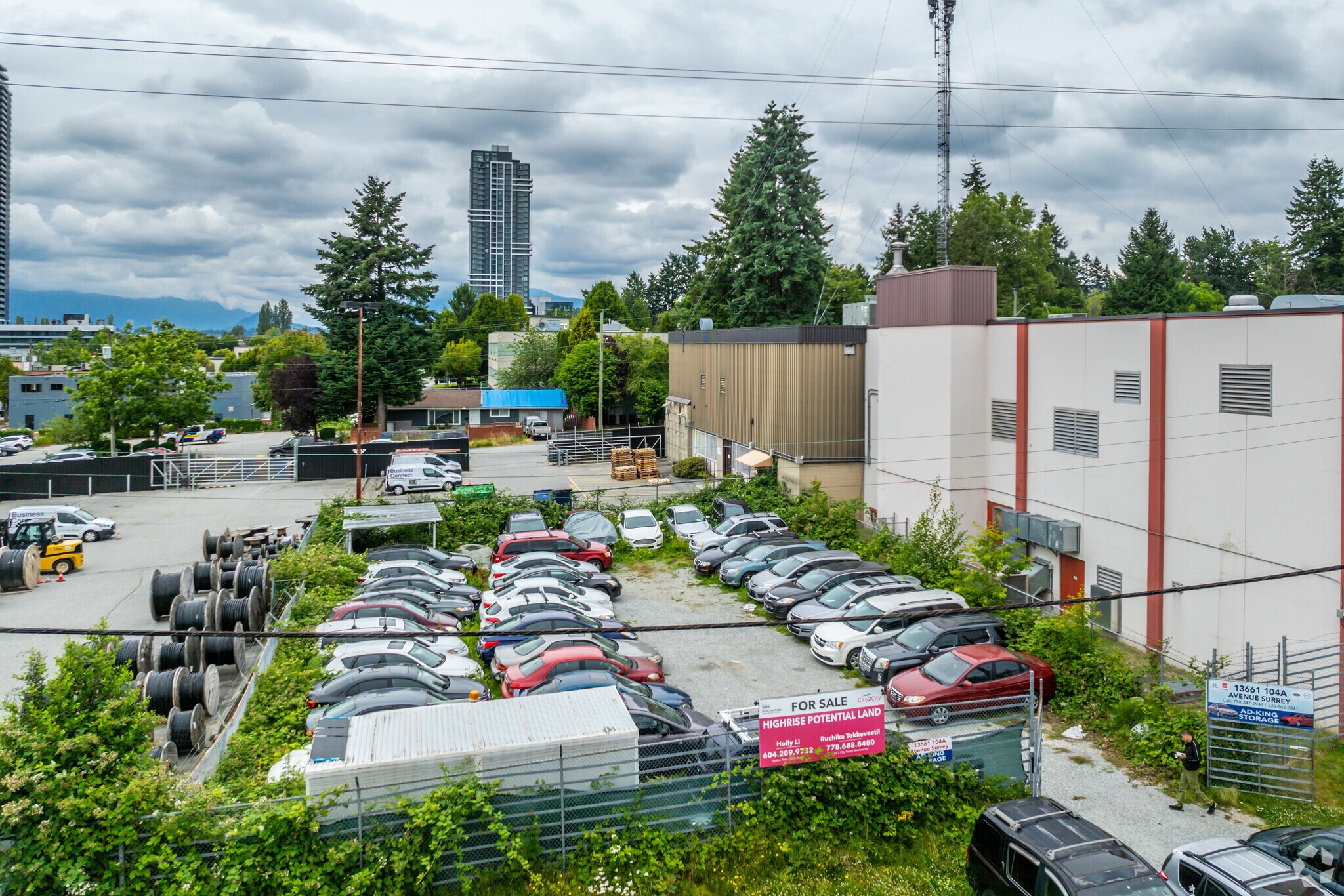 13661 104A Av, Surrey, BC à louer Photo principale– Image 1 sur 4