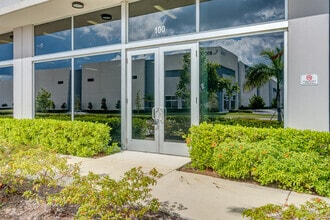 8130 NW 74th St, Medley, FL à louer Photo de l’immeuble– Image 2 sur 15
