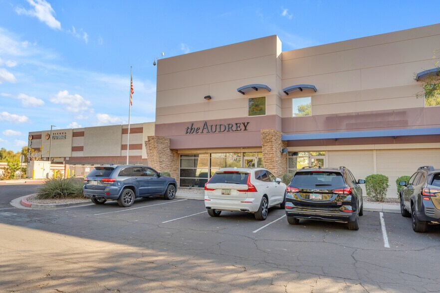 9299 W Olive Ave, Peoria, AZ à louer - Photo de l’immeuble – Image 2 sur 6