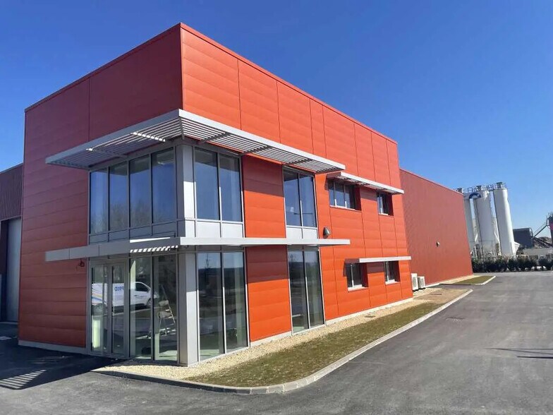 Local d’activités dans Allonne à louer - Photo de l’immeuble – Image 1 sur 11