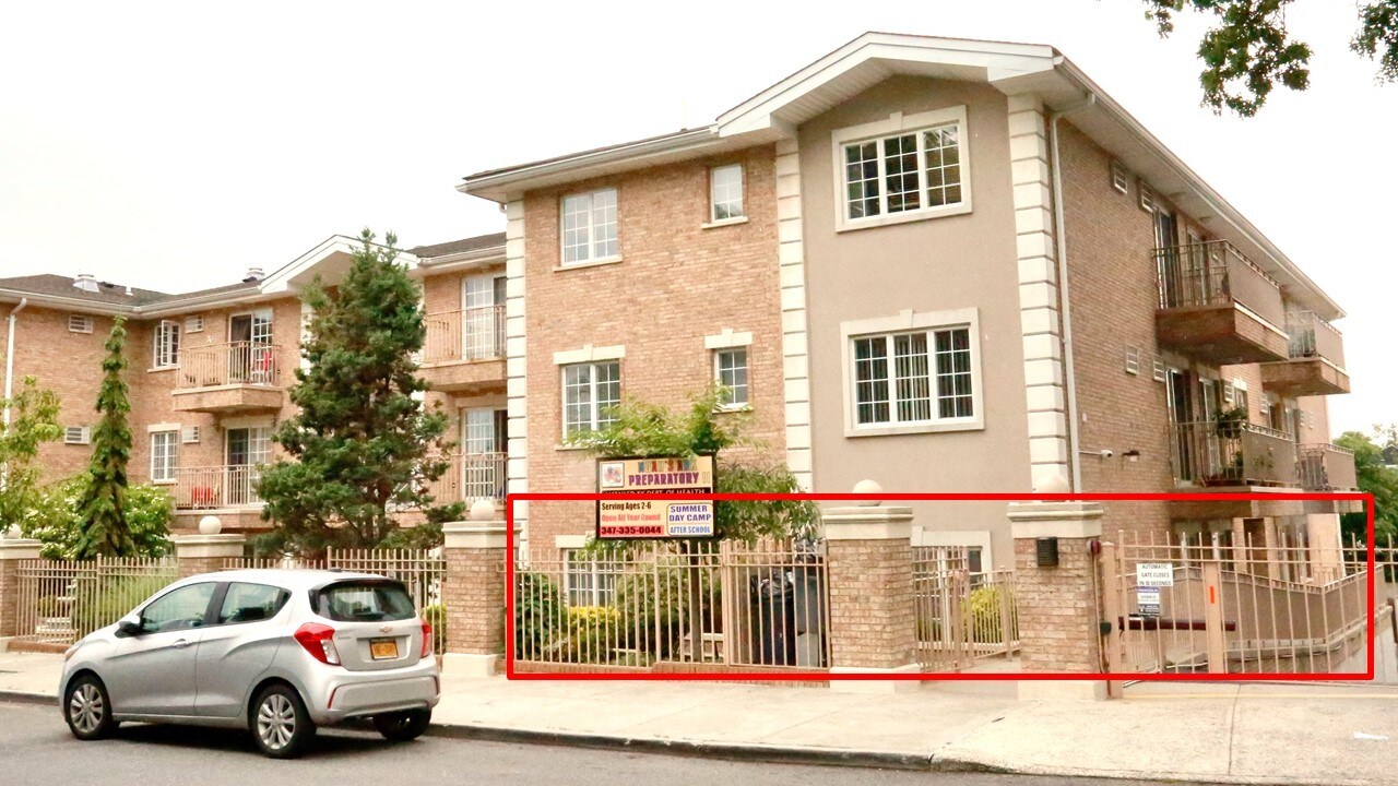 6248 Mount Olivet Cres, Middle Village, NY à vendre Photo de l’immeuble– Image 1 sur 11