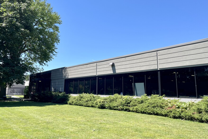 2201 Autobarn Pl, Evanston, IL à louer - Photo de l’immeuble – Image 2 sur 7